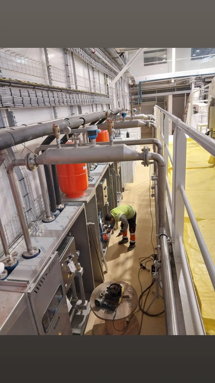 Réseau complexe de tuyauterie industrielle